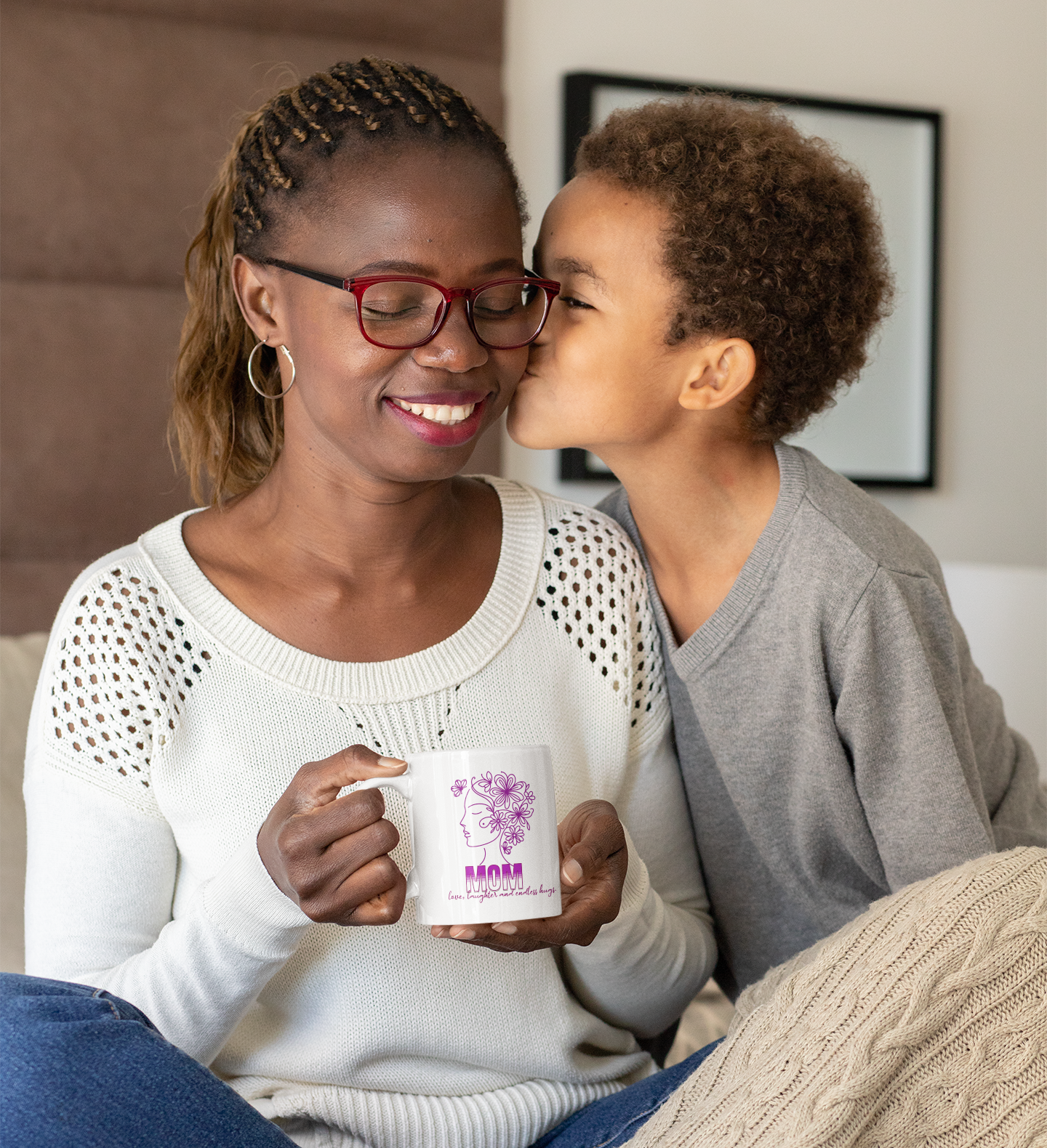 "Amor de mamá: abraza la alegría con nuestra taza de abrazos sin fin"