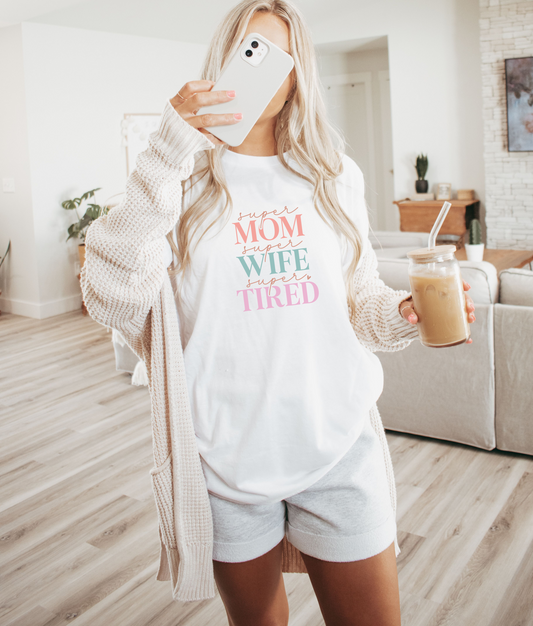 ¡Celebra a la Super Mamá que llevas dentro con nuestro exclusivo T-shirt "Super Mom, Super Wife, Super Tired"!