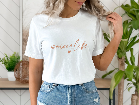 ¡Celebra la vida de mamá con nuestra exclusiva camiseta #momlife!