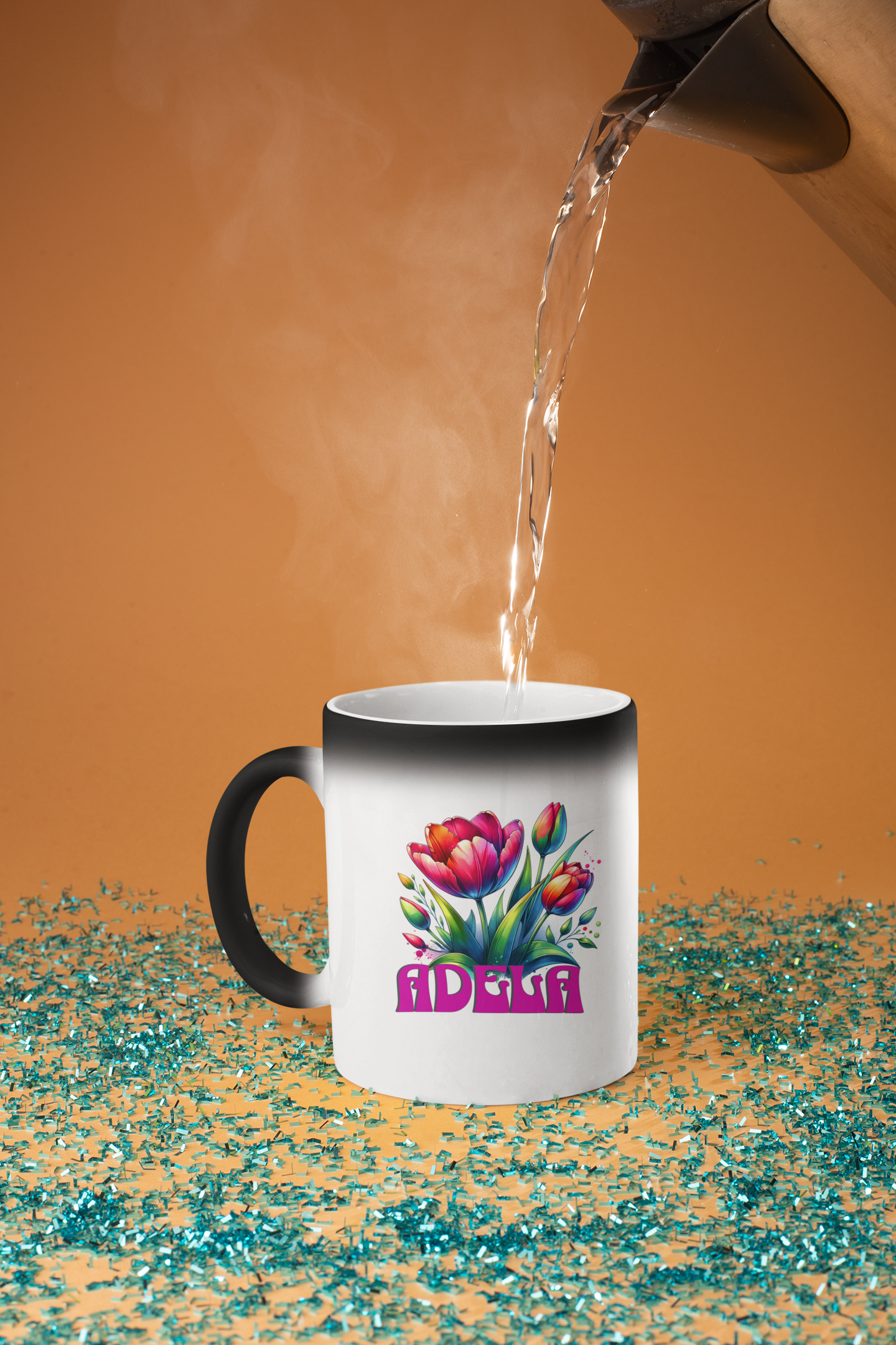 "¿Estás listo para descubrir lo último en regalos? ¡No te pierdas nuestra nueva taza que cambia de color con bebidas calientes, con un mensaje secreto para mamá! ¡Hazla sentir especial en cada sorbo! ¡Haz tu pedido ahora mismo!"