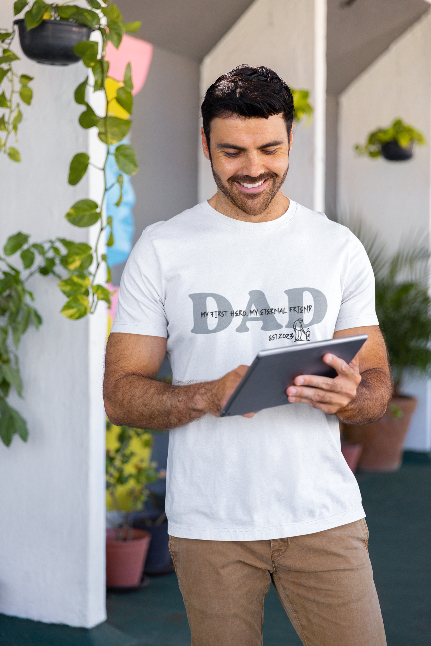 ¡Descubre nuestra icónica camiseta "Padre: mi primer héroe, mi eterno amigo" diseñada para destacar en tu armario! "Camiseta 'Padre: mi primer héroe, mi eterno amigo'