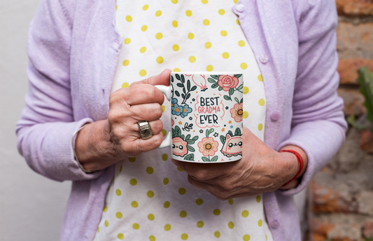 "¿Buscas el regalo perfecto para la abuela? Descubre nuestra encantadora taza dedicada a las abuelas. ¡Una solución única para expresar tu amor y gratitud! 🌸✨"