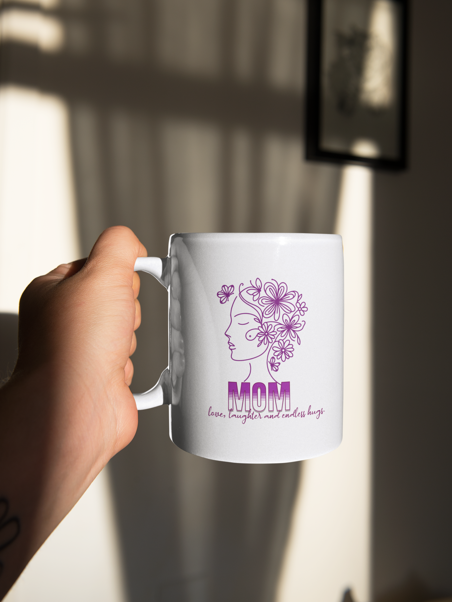 "Amor de mamá: abraza la alegría con nuestra taza de abrazos sin fin"