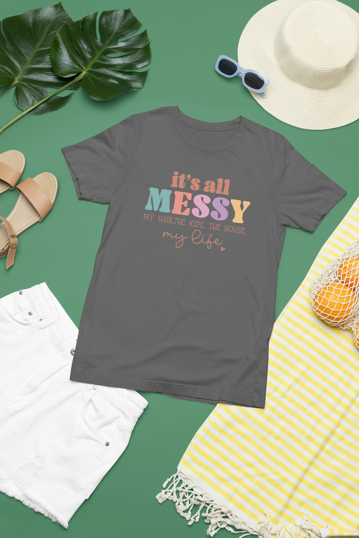 ¡Desata tu estilo con nuestra camiseta 'It's all messy'!